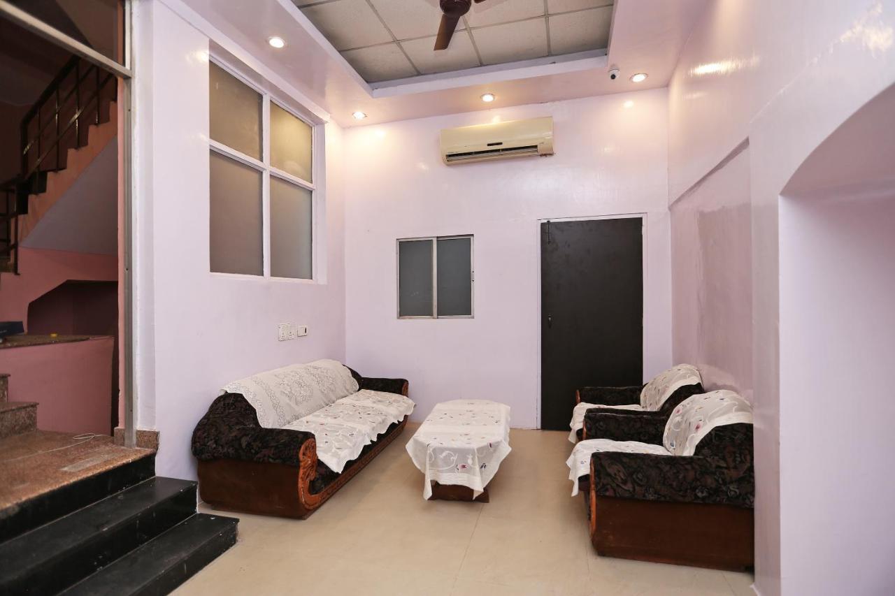 Oyo Flagship 14774 Sector 14 Gurgaon Hotel Buitenkant foto