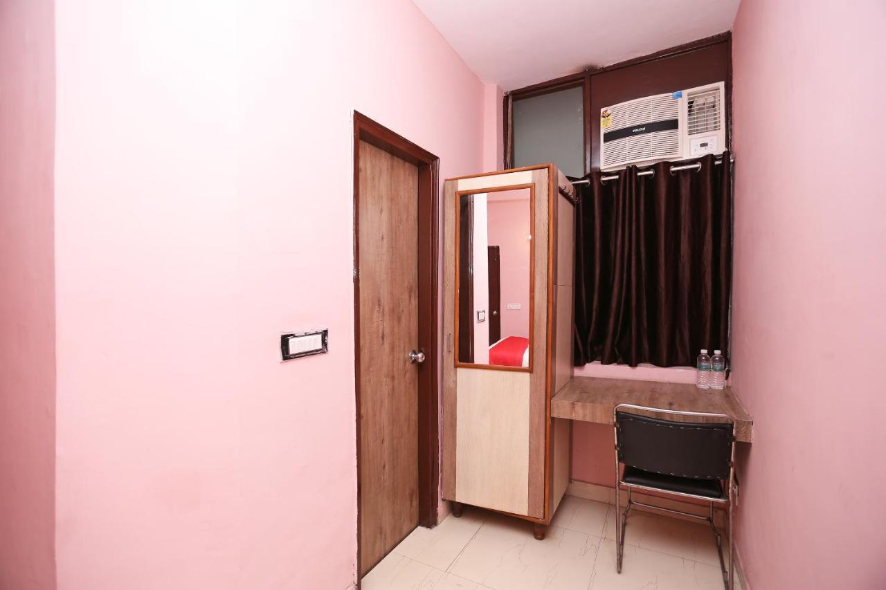 Oyo Flagship 14774 Sector 14 Gurgaon Hotel Buitenkant foto