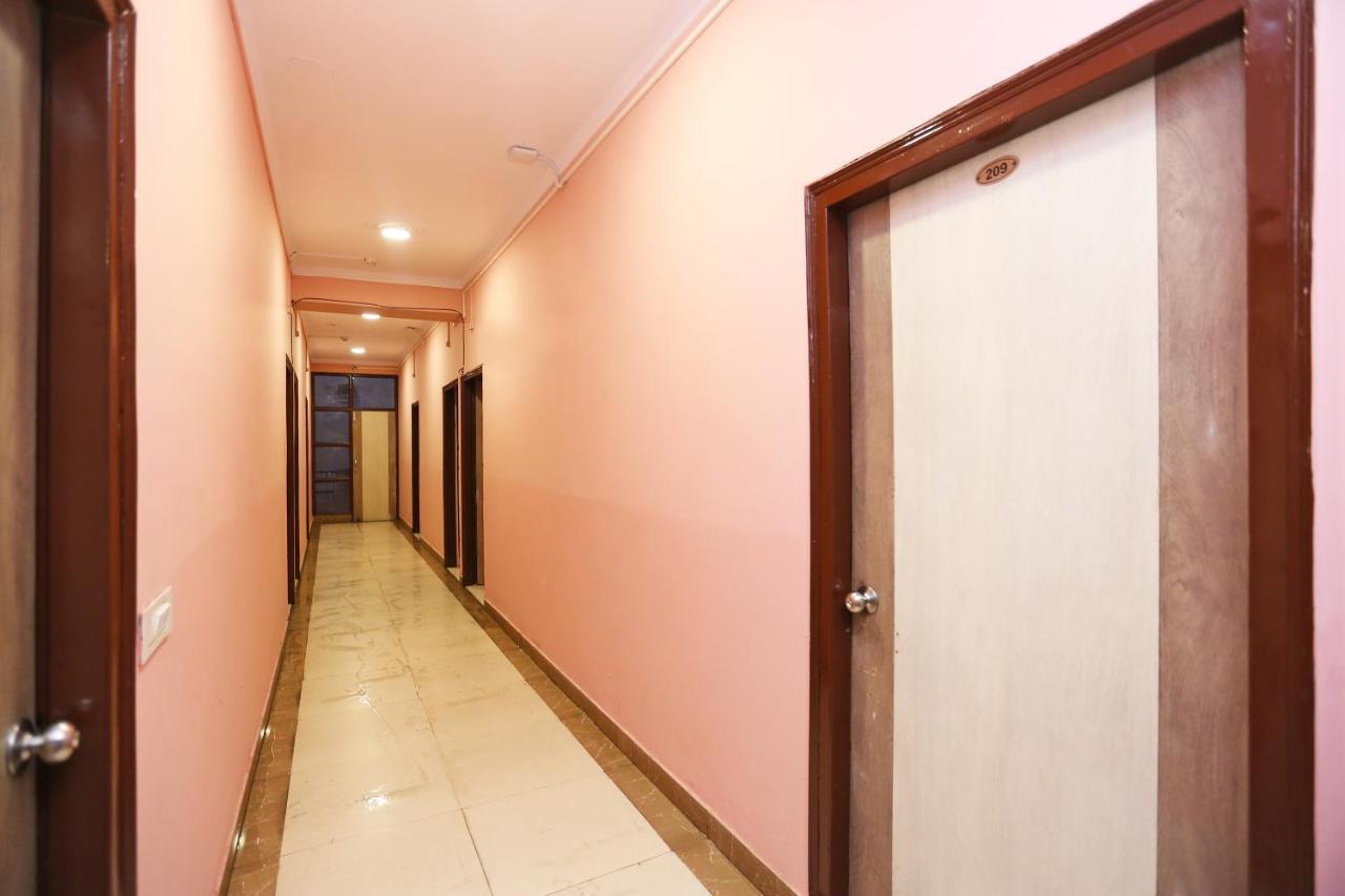 Oyo Flagship 14774 Sector 14 Gurgaon Hotel Buitenkant foto
