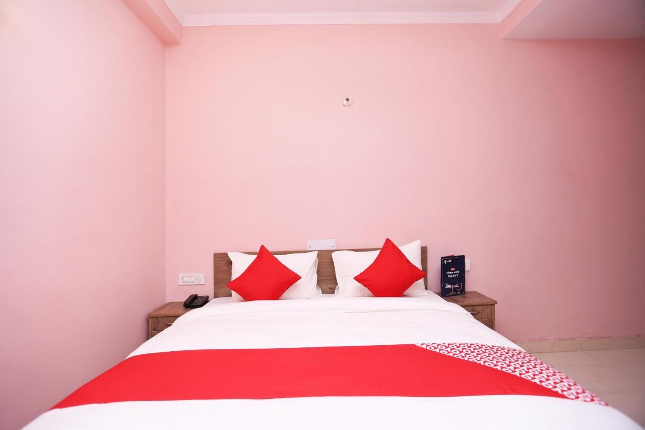 Oyo Flagship 14774 Sector 14 Gurgaon Hotel Buitenkant foto