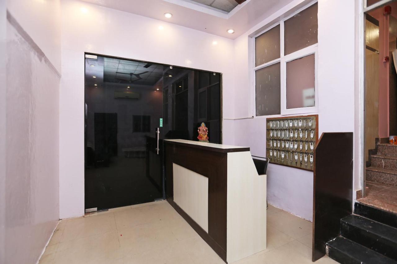 Oyo Flagship 14774 Sector 14 Gurgaon Hotel Buitenkant foto