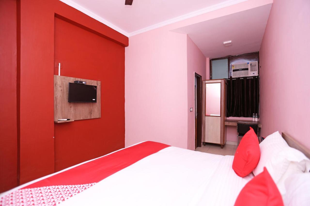 Oyo Flagship 14774 Sector 14 Gurgaon Hotel Buitenkant foto
