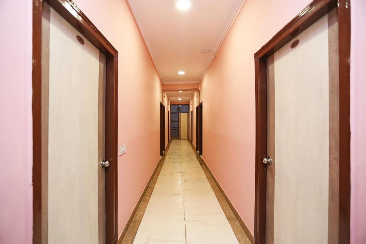 Oyo Flagship 14774 Sector 14 Gurgaon Hotel Buitenkant foto