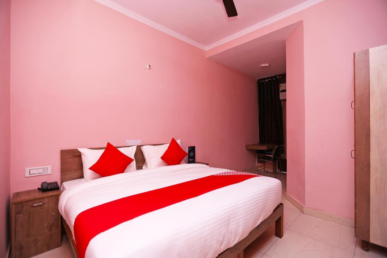 Oyo Flagship 14774 Sector 14 Gurgaon Hotel Buitenkant foto