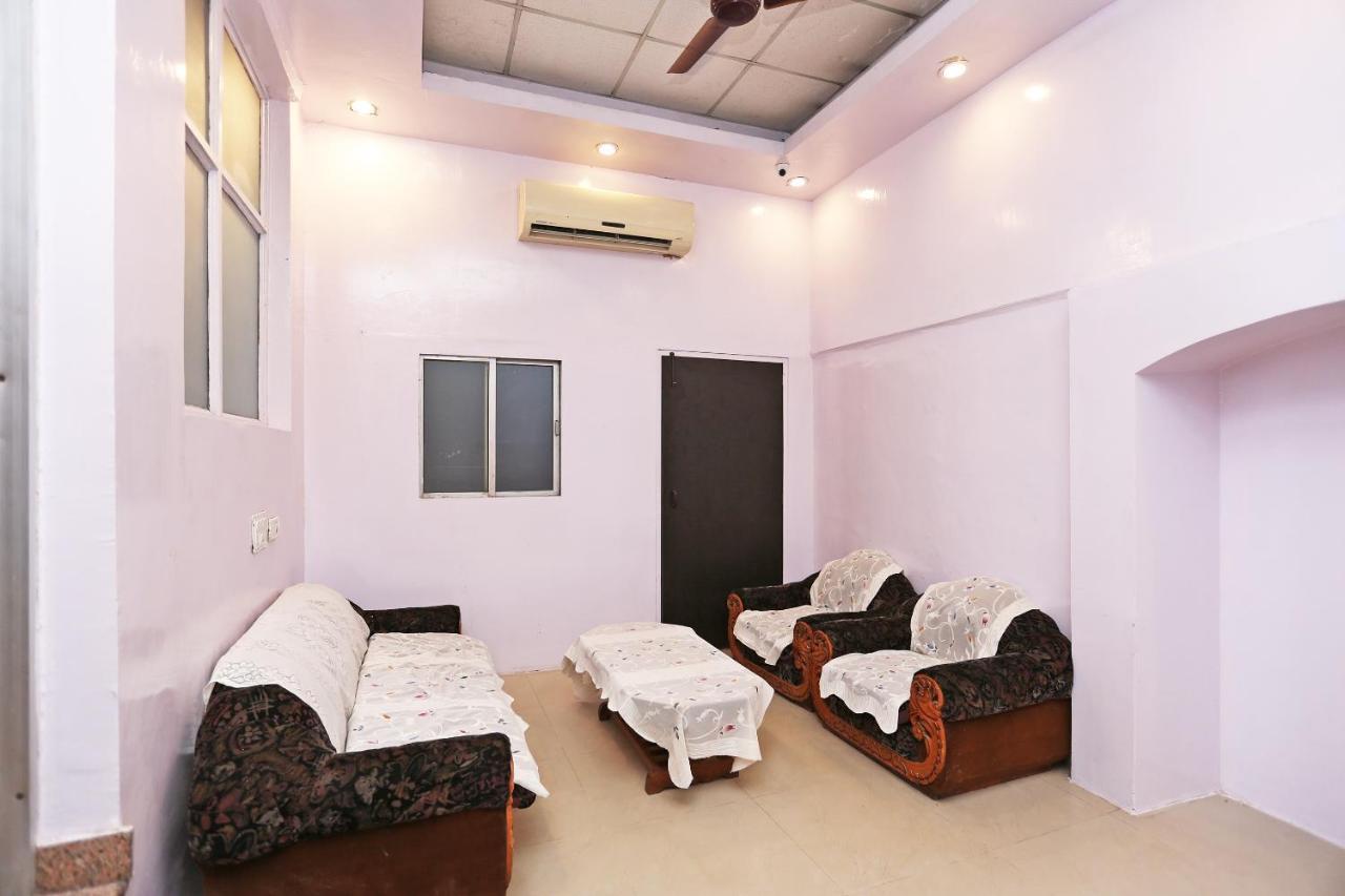 Oyo Flagship 14774 Sector 14 Gurgaon Hotel Buitenkant foto