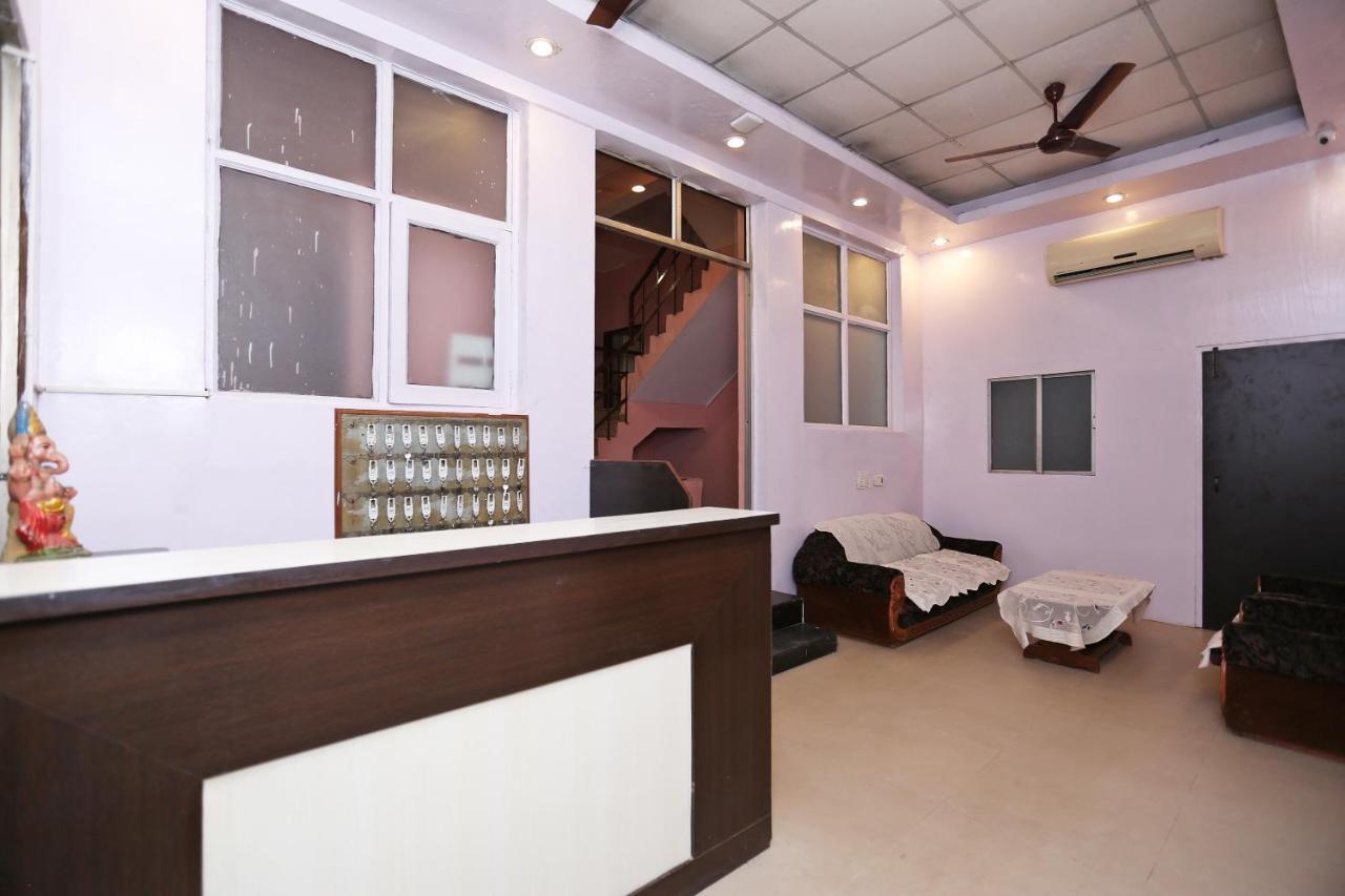 Oyo Flagship 14774 Sector 14 Gurgaon Hotel Buitenkant foto
