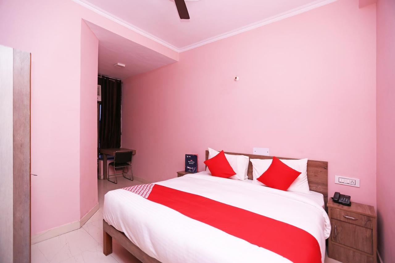 Oyo Flagship 14774 Sector 14 Gurgaon Hotel Buitenkant foto